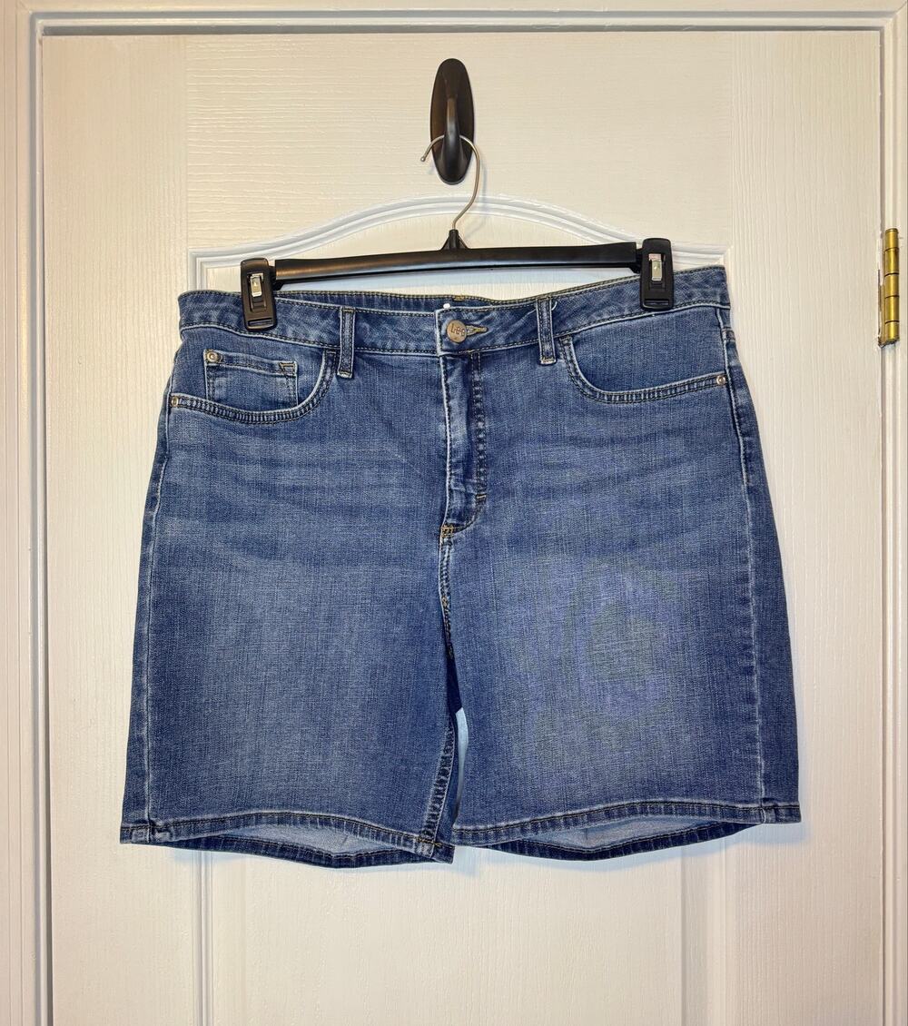 LEE JEANS WOMENS SHORTS-Regular Fit-16M Mid Rise